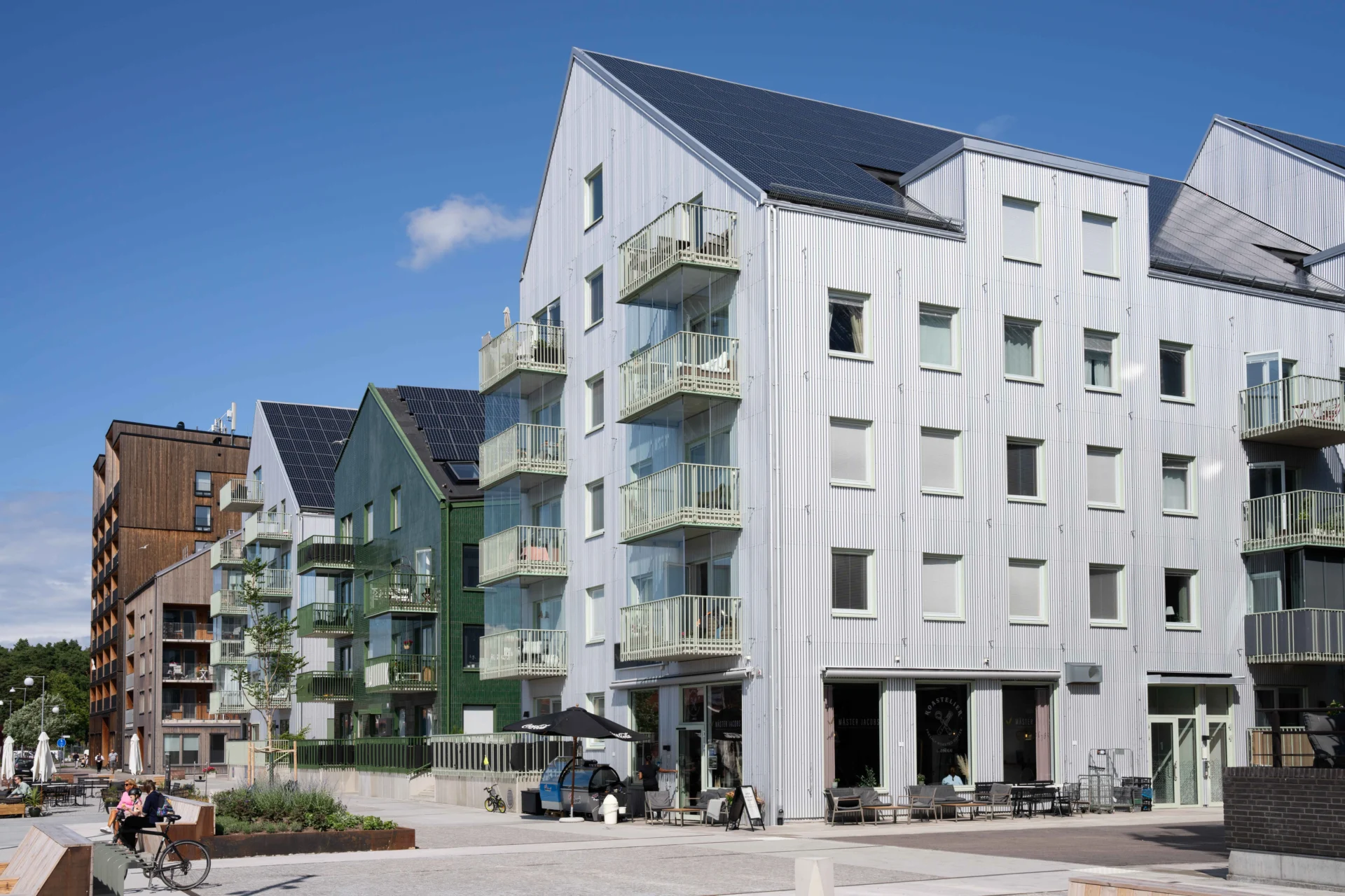 En modern byggnad med solpaneler installerade på taket, som visar upp hållbar energianvändning.
